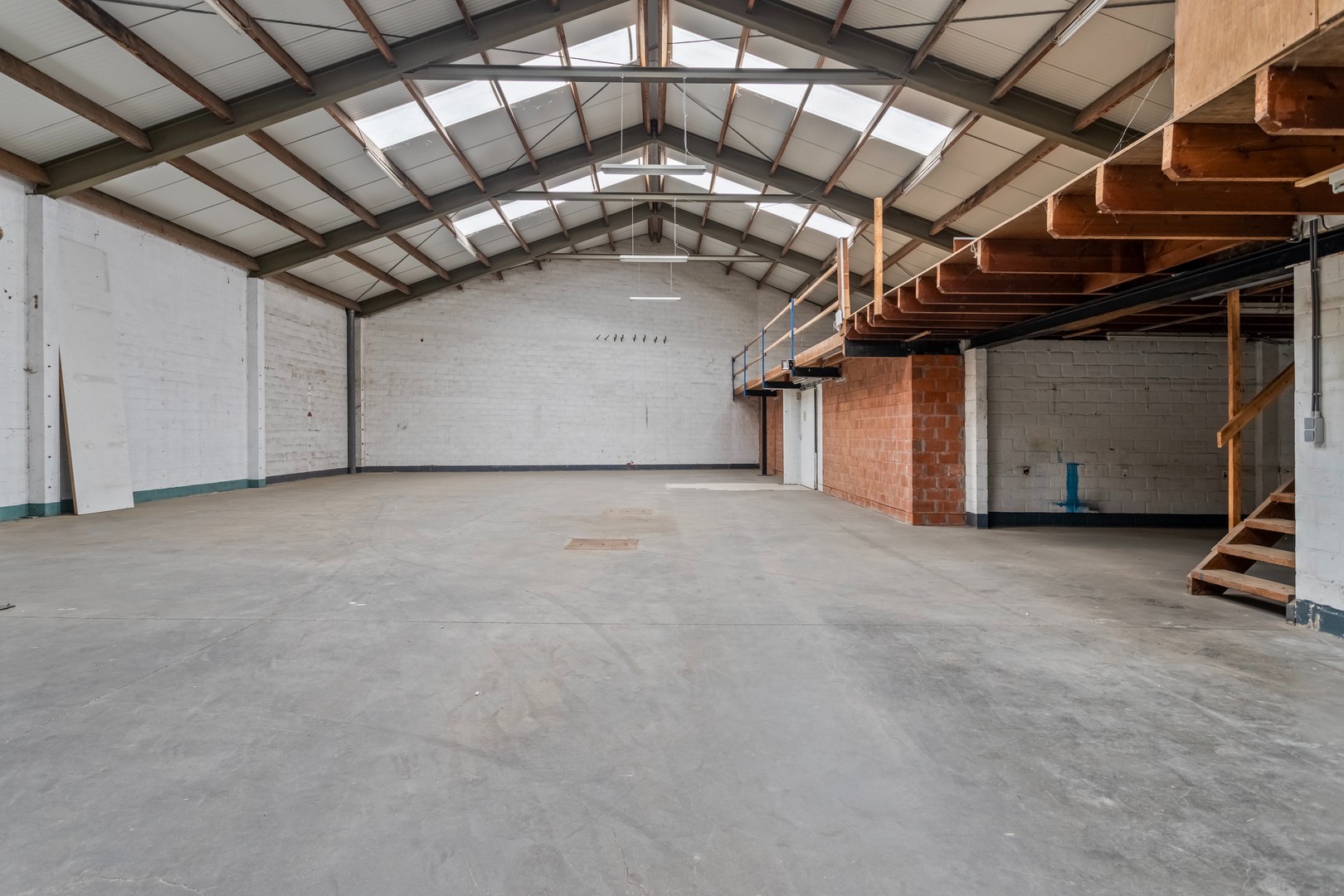 Magazijn van 355 m² + garage 45 m² met een goede centrale ligging - foto 3