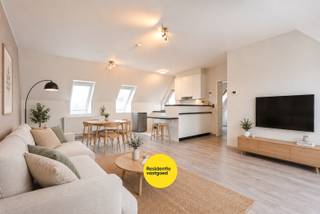 In het centrum van Veurne bevindt zich dit aangename instapklare dakappartement van 61 m², perfect voor wie comfortabel en centraal wil wonen. De vele raampartijen zorgen voor een overvloed aan natuurlijk licht en creëren een open en luchtige sfeer. Het appartement beschikt over een ruime leefruimte met een volledig uitgeruste open keuken, afgestemd op hedendaags wooncomfort. Via de nachthal bereiken we de ruime slaapkamer met ingebouwde kast en extra berging. De badkamer is voorzien van een lavabomeubel en een douche. Daarnaast is er een praktische berging en een aparte wasplaats binnen het appartement. Extra pluspunten zijn de privatieve kelderberging, de gemeenschappelijke fietsenberging en de vlotte toegankelijkheid via zowel lift als trap. Een ideale woonst of interessante investering op een topligging in Veurne en vlakbij de kust.<br />Interesse? Neem gerust contact op voor meer informatie of een bezoek ter plaatse.<br />De privatieve kelderberging zit inbegrepen in gepubliceerde prijs. <br />De vermelde prijs is een richtprijs; elk bod wordt voorgelegd aan de eigenaar, die het recht behoudt dit te aanvaarden of te weigeren