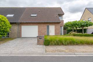- Ready-to-move-in semi-detached house<br />- Quiet location in the center of Zonnebeke: De Patine 82<br />- Bright living room with equipped kitchen<br />- Cozy veranda<br />- Convenient storage and laundry room<br />- 3 full bedrooms<br />- Bathroom<br />- 2 toilets<br />- South-facing garden with terrace and garden shed<br />- Integrated garage with spacious driveway<br />- Excellent EPC: label B, 161 kWh/m²/year, UC: 3920055<br />- 18 solar panels<br />- 7,500 liter rainwater tank + water softener<br />- Asking price: € 449,000