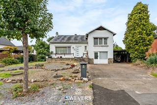 Voor meer info en foto’s, surf naar www.swevers.be – Deze ruime split-levelwoning aan de Dautenstraat 35 in Diepenbeek combineert een praktische indeling, veel lichtinval en een ruim perceel van meer dan 12 are. De open bebouwing dateert van 1967, telt 182 m² bewoonbare oppervlakte en biedt heel wat mogelijkheden voor verdere renovatie. De voorbije jaren gebeurden al verschillende vernieuwingen: een nieuwe gasketel in 2020, keuken in 2024, badkamer in 2025 en een vernieuwde deur en inkomhal in 2026. Via de inkomhal met apart toilet bereik je de verschillende woonniveaus. De woning omvat een leef- en eetruimte met grote raampartijen, een keuken van 10 m² met zicht op de tuin en een veranda met directe toegang tot de buitenruimte. Verder zijn er drie slaapkamers van 16 m², 10 m² en 7 m² en een centraal gelegen badkamer. Extra bergruimte vind je in de kelder, kruipkelder en diverse bergzones. De inpandige garage van 15 m² biedt plaats voor een wagen en bijkomende opslag. Het noordwestelijk georiënteerde perceel vormt een belangrijke troef. Voor projectontwikkelaars leent het perceel zich bovendien tot twee halfopen bebouwingen, wat mogelijkheden biedt op deze toplocatie in Diepenbeek. Airco, rookdetectoren en internetaansluiting zijn aanwezig. Het plaatsen van dakisolatie kan er bovendien voor zorgen dat u het vereiste EPC-label D reeds behaald. De rustige ligging combineert vlotte bereikbaarheid met scholen, winkels, horeca, openbaar vervoer en belangrijke verbindingswegen in de omgeving. Voor meer informatie, bel 011 255 155. Bron bewoonbare oppervlakte: EPC – verslag. Dit pand is onderworpen aan de renovatieverplichting van de Vlaamse overheid voor residentiële gebouwen (behoudens bij sloop binnen 5 jaar na de aankoop). Consulteer voor meer informatie de website van het Vlaams Energie- en Klimaatagentschap via https://www.vlaanderen.be/een-huis-of-appartement-kopen/renovatieverplichting-voor-residentiele-gebouwen.