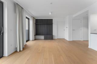 La résidence Beau de l’Air est située dans le centre de Knokke, à seulement quelques pas de l'Avenue Lippens et à distance de marche de la mer et de la plage. À cet emplacement central, vous trouverez de nombreux magasins et restaurants. En même temps, vous profiterez d’un environnement calme et, au sein de la résidence, d’un restaurant, d’un espace bien-être, d’une salle de fitness, d’espaces communs, d’un grand jardin intérieur et d’un patio ensoleillé.<br /><br />Disposition de la résidence-services au deuxième étage : hall d’entrée avec débarras, espace de vie avec cuisine équipée, terrasse avec vue dégagée, grande chambre, salle de bain.