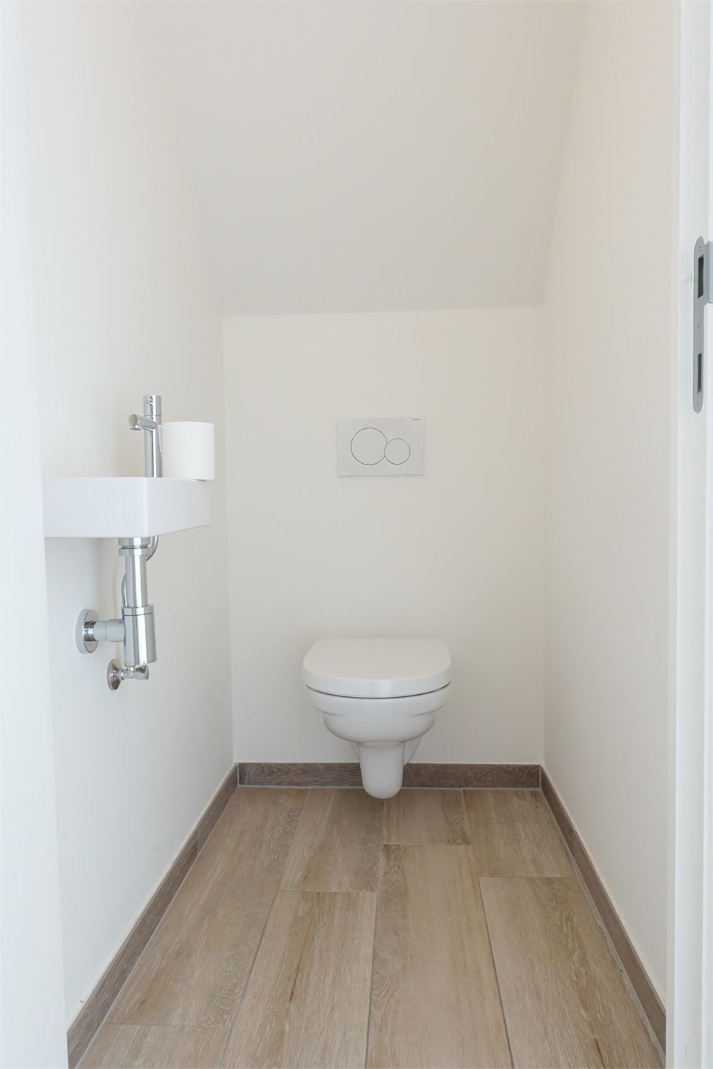 Centraal gelegen appartement met zicht op de vaart ,2 slaapkamers, terras en afgesloten staanplaats. - foto 4