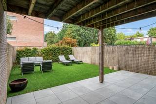 Welkom in deze volledig instapklare woning op een uitzonderlijke ligging aan de rand van het bruisende centrum van Brasschaat. U woont hier in een aangename residentiële omgeving, vlakbij de Golf van Brasschaat en op korte afstand van het Gemeentepark.<br /><br />Winkels, scholen, horeca en andere dagelijkse voorzieningen bevinden zich in de onmiddellijke omgeving. Ook het openbaar vervoer is vlot bereikbaar en dankzij de strategische ligging tussen de Kleine Bareel en Sint-Job bent u snel onderweg richting Antwerpen en omliggende gemeenten. Een ideale combinatie van groen, bereikbaarheid en comfortabel wonen.<br /><br />Indeling van de woning:<br />Op het gelijkvloers betreedt u de woning via een ruime inkomhal met vestiaire en een mooie trap naar de verdiepingen. Achteraan bevindt zich een polyvalente ruimte met toegang tot de tuin, ideaal als bureau, praktijkruimte, hobbykamer of extra leefruimte.<br />Verder beschikt deze verdieping over een ruime garage met technische installaties en een afzonderlijke wasplaats.<br /><br />Eerste verdieping<br />De eerste verdieping vormt het hart van de woning. Via de overloop met apart toilet bereikt u de bijzonder lichtrijke leefruimte, ingericht met een ruime zithoek en eetplaats. De gashaard zorgt voor extra sfeer en gezelligheid.<br />Aansluitend bevindt zich de volledig geïnstalleerde open keuken, vanwaar u een mooi zicht heeft op het terras. Vanuit de keuken heeft u rechtstreeks toegang tot het terras van ca. 10 m². Een buitentrap naar de tuin behoort tot de mogelijkheden, mits de nodige vergunning.<br /><br />Tweede verdieping<br />Op de tweede verdieping bevinden zich vier ruime slaapkamers en een verzorgde badkamer met ligbad, dubbele lavabo en toilet.<br />Dankzij de praktische indeling biedt deze verdieping voldoende ruimte voor een groter gezin, maar ook voor wie extra slaap-, hobby- of werkruimte wenst.<br /><br />Buitenruimte:<br />Achteraan beschikt de woning over een aangename tuin met terras op het gelijkvloers. Daarnaast is er op de eerste verdieping een terras van ca. 10 m² aansluitend aan de leefruimte.<br /><br />Parkeren:<br />De inpandige garage met automatische poort biedt plaats aan één wagen. Op de oprit voor de woning kan een tweede wagen worden geparkeerd.<br /><br />Troeven van de woning<br />•Volledig gerenoveerd in 2017<br />•Vier ruime slaapkamers<br />•Polyvalente kamer, ideaal als bureau of praktijk<br />•Zeer lichtrijke leefruimte met gashaard<br />•Volledig geïnstalleerde open keuken<br />•Tuin én terras aansluitend aan de leefruimte<br />•Energiezuinig A-label<br />•Elektrische installatie conform<br />•12 zonnepanelen<br />•Recente condensatieketel<br />•Airconditioning op de bovenste verdieping<br />•Garage en oprit<br />•Instapklaar én energetisch klaar voor de toekomst<br />•Gegeerde ligging nabij centrum en Golf van Brasschaat<br /><br />Kortom:<br />Deze woning is ideaal voor gezinnen die op zoek zijn naar ruimte, comfort en een uitstekende ligging in Brasschaat. Ook voor wie regelmatig thuiswerkt of een praktijkruimte nodig heeft, biedt de polyvalente kamer op het gelijkvloers een belangrijke meerwaarde.<br />Dankzij de grondige renovatie, het A-label, de zonnepanelen en de recente technische installaties hoeft u hier bovendien geen grote energetische investeringen meer te voorzien. Een instapklare woning die ruimte, licht, bereikbaarheid en energiezuinig wonen perfect combineert.<br /><br />Overtuig uzelf van deze parel tijdens een bezoek ter plaatse.