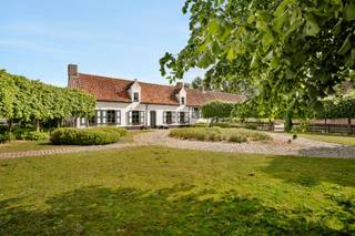 Uitzonderlijke hoeve met binnenpiste en paardenstallen op 1,88 hectareDeze prachtige hoeve beschikt over elementen die teruggaan tot de jaren 1600...
