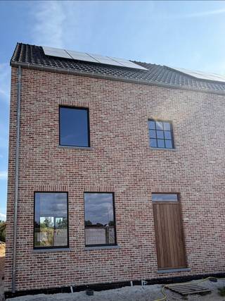 Nieuwe energiezuinige woning met 4 slaapkamers, praktische tuin, tuinberging en carport.<br />Alle voorzieningen aanwezig :<br />- Warmtepomp met overal vloerverwarming en koeling.<br />- Zonnepanelen<br />- Ventilatiesysteem D<br /><br />Gelijkvloers : inkomhal met toilet, bureau, leefruimte en open keuken met berging.<br />1e verdieping : 2 slaapkamers met ingebouwde kasten en badkamer en toilet.<br />2e verdieping : 2 slaapkamers met dressing en technische ruimte.<br /><br />De woning is voorzien van een terras met een praktische tuin en achteraan een tuinberging.<br /><br />Graag contact opnemen via Whatsapp op 0497/65.60.95<br />