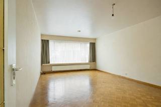 <p><span>Wonen met zicht op honkballers? Dat krijg je hier, in de gegeerde Groenenhoek. Denk: veel licht en nog heel wat marge om jouw stempel te drukken op dit fijne; te renoveren, gelijkvloers appartement.</span></p><p><span>Het appartement bevindt zich in een rustige, residentiële straat net buiten de stad. Via de verzorgde inkomhal, kom je binnen in de centrale hal die alle ruimtes verbindt. De op te frissen blokjesparket hier loopt door over zowat het heel appartement en het zonnige terras van 11 m² is een extra surplus.  Heel veel spullen om te stockeren? Dan biedt de enorm ruime kelder soelaas!</span></p><p><span> </span></p><p><span>Binnenkomen in licht en ruimte</span></p><p><span>Je stapt het appartement binnen in de inkomhal, waar de charmante blokjesparket meteen de toon zet. Die loopt mooi door in zowat het hele appartement en zorgt voor een warme basis.   Vooraan bevindt zich de leefruimte van 26 m² en dankzij de grote raampartij geniet je hier van veel natuurlijk licht. Er is plaats genoeg voor een comfortabele zithoek én een gezellige eettafel.  Je hebt hier, mits een kleine ingreep, de mogelijkheid om eventueel een keukenwand te plaatsen. Via de centrale inkomhal betreed je de huidig keuken, welke je perfect kan omtoveren tot een 2de slaapkamer.  Vanuit hieruit heb je directe toegang tot het terras. Extra handig: de achterzijde is voorzien van rolluiken.</span></p><p><span> </span></p><p><span>Rustige slaapkamer &amp; praktische ruimtes</span></p><p><span>De masterbedroom bevindt zich eveneens aan de rustige achterzijde van het gebouw en is eveneens voorzien van de charmante, op te schuren blokjesparket. Ook hier zijn rolluiken aanwezig – ideaal voor een goede nachtrust. </span></p><p><span>De te renoveren badkamer is uitgerust met een ligbad, lavabo, spiegelkast met verlichting en aansluiting voor een wasmachine. Daarnaast is er een apart toilet, een kleine berging én een handige privékelder van 7,5 m². Veel spullen te stockeren? Geen probleem.</span></p><p><span> </span></p><p><span>Zuidgericht terras met open zicht</span></p><p><span>Een absolute troef is het ruime Zuidgerichte terras van 11 m², waar je geniet van open zicht op de honkbalvelden en de luchthaven van Deurne. Een unieke combinatie van ruimte en perspectief, waar je in alle rust van de zon kan genieten.</span></p><p><span> </span></p><p><span>Groen, rustig en toch vlakbij alles</span></p><p><span>Je woont hier in de populaire Groenenhoek, op de grens van Deurne Zuid, Berchem en Borgerhout. Een rustige, residentiële buurt met een sterke reputatie. Op wandel- en fietsafstand vind je scholen, winkels en horeca. Voor wie graag buiten is, liggen maar liefst twee parken in de onmiddellijke omgeving: het Te Boelaerpark en het Boekenbergpark met zijn zwemvijver.   Openbaar vervoer brengt je snel naar de stad, en ook met de wagen ben je zo op weg via de Ring. Hier woon je rustig, maar nooit afgelegen.</span></p><p><span> </span></p>