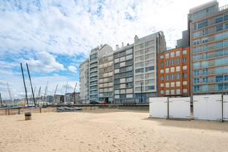 Aangename studio op de zeedijk in Duinbergen<br /><br />De studio is gelegen in res. San Diego, vlakbij RBSC en bestaat uit:<br /><br />Inkomhal, leef- en slaapruimte met frontaal zicht op zee, open ingerichte keuken, badkamer voorzien van douche, lavabo en toilet. <br /><br />Inclusief privatieve kelderberging en twee fietshaken in de gemeenschappelijke fietsenberging in het gebouw.