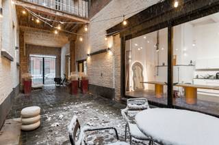 <p>Dit handels gelijkvloers geniet van een AAA-locatie op ’t hippe eilandje, vlakbij tal van toffe hotspots waaronder het MAS, gezellige restaurants en trendy bars. Met de nabijheid van belangrijke invalswegen, verschillende parkings en een goede verbinding met zowel tram als bus, scoor je hier eveneens een vlotte bereikbaarheid!</p>
<p>Daarnaast biedt dit pand eindeloos veel mogelijkheden: met een benutbare oppervlakte van 185 m², een praktische polyvalente indeling en een super gezellige buitenruimte, heb je hier alle opportuniteiten en plek om jouw ondernemingsdroom tot leven te brengen. Bovendien blinkt elke ruimte uit met een industriële, moderne look dankzij de hoge plafonds, betonnen vloeren en het gebruik van strakke, zwarte accenten. Voor extra comfort werd er een geïnstalleerde keuken en uiteraard een toilet voorzien.</p>
<p>Tover jij dit eigendom om in een atelier, een kantoor of eerder een architectenbureau? Plan snel een bezoek in en laat de ruimtes voor zich spreken!</p>
<p><strong>Maandelijkse kosten </strong>Provisie van € 141,00 met een jaarlijkse afrekening (inclusief onderhoud, water en elekrticiteit gemene delen, verzekeringen, syndicus, etc).</p>
<p><strong>Technische gegevens: Kelderberging aanwezig! </strong>Centrale verwarming op gas via een condenserende ketel (individueel), HR-beglazing in PVC.</p>
<p><strong>Stedenbouwkundige inlichtingen in aanvraag, bodemattest aanwezig. Asbestveilig (maar mogelijks niet asbestvrij). Bevindt zich niet in een risicozone voor overstromingen (P- en G-score C). Renovatieverplichting niet van toepassing.</strong></p>