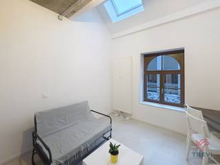 BRUSSEL, (2.01) gelegen in een prachtig POMPIDOU gebouw volledig gerenoveerd, op 200 meter van het metrostation IJzer, prachtige gemeubileerde studio van ±34m² met zeer mooie afwerking. Woonkamer, volledig ingerichte keuken (oven, kookplaat, afzuigkap, koelkast/vriezer), ingebouwde kasten, studeerkamer, doucheruimte. Het gebouw heeft ook een gemeenschappelijke ruimte met super uitgeruste keuken, wasruimte met wasmachine, en fietsenberging op de begane grond. ILL: C - Beschikbaar per direct. Voorziening van lasten: 215€/maand (gemeenschappelijke ruimtes, warm/koud water, verwarming, internet). Afmetingen ter informatie