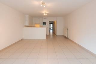 Dit goed onderhouden 2 slaapkamer appartement te koop is gelegen langs de Koningsstraat op wandelafstand van handelszaken, openbaar vervoer, zee en strand.Indeling:- ruime inkomhall- apart toilet- living met goed uitgeruste open keuken (vaatwas, frigo met vriesvak, vitrokeramische kookplaat,...)- berging met aansluiting wasmachine- apart toilet met handwaslavabo- badkamer met ligbad en dubbel lavabomeubel- slaapkamer 1- slaapkamer 2- ruim zonneterras achteraan het appartementPluspunten: - zonneterras- centraal gelegen (dichtbij openbaar vervoer, zee en strand, horeca,...)- EPC label A- fietsenberging in het gebouwOp zoek naar een centraal gelegen appartement te koop in het centrum van Oostende? Contacteer ons meer informatie.