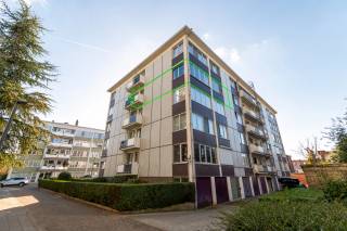 Dit appartement gelegen in het levendige Borgerhout, biedt een comfortabele woonervaring in een rustige buurt. Het gebouw, daterend uit 1969, combineert een tijdloze uitstraling met modern woongenot. Met een bewoonbare oppervlakte van 63m² is dit een ideale plek voor iedereen die op zoek is naar een compacte, functionele woning.<br /><br />Via de inkomhal hebt u toegang tot de ruime living met aangrenzende open en uitgeruste keuken. Verder beschikt het appartement over een slaapkamer met voldoende plaats voor extra kastruimte. De badkamer beschikt over een inloopdouche en een aansluiting voor een wasmachine. <br /><br />Als extra troef is er bij dit appartement ook een fietsenberging inbegrepen. <br /><br />Daarnaast profiteert u hier van de centrale ligging in Borgerhout, dichtbij lokale winkels, gezellige cafés en openbaar vervoer. Dit appartement is perfect voor starters, singles of jonge koppels die willen wonen in een levendige buurt met alles binnen handbereik. Een mooie kans om comfortabel en stijlvol te wonen in een van de leukste wijken van de stad.<br /><br />Pluspunten<br />+ Rustige en groene ligging in een aangename straat<br />+ Geschikt als investering<br />+ Gunstig EPC<br />+ Conforme EK<br />+ Fietsenberging