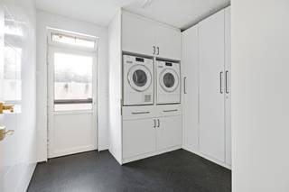 Gezellige woning in de Emiel Gebruersstraat te Borgerhout, op wandelafstand van het prachtige Rivierenhof, hét groene hart van Antwerpen met vijvers, wandelpaden en sportmogelijkheden. De ligging biedt een ideale combinatie van rust en bereikbaarheid: winkels, scholen en openbaar vervoer bevinden zich in de directe omgeving, terwijl station Antwerpen-Berchem en de autosnelweg vlot bereikbaar zijn.<br /><br />Bij het betreden van de woning komt u in de ruime inkomhal. Op het gelijkvloers bevinden zich een garage, een wasberging met toegang tot de tuin, een apart toilet en een praktische bureauruimte.<br /><br />Via de trap bereikt u de eerste verdieping met de lichte leefruimte en een volledig ingerichte keuken. Deze is uitgerust met een inductiekookplaat met geïntegreerde dampkap, een enkele spoelbak met Quooker-kraan, koelkast en vaatwasser.<br /><br />Op de tweede verdieping vindt u vier slaapkamers (15,4 m² / 9,5 m² / 9 m² / 8,5 m²), een apart toilet en de badkamer. Deze is modern ingericht met dubbele lavabo, spiegelkast, handdoekradiator en een inloopdouche met regendouchefunctie.<br /><br />Troeven<br />+ Moderne en instapklare woning<br />+ EPC B<br />+ 4 slaapkamers<br />+ Grote garage en dubbele oprit<br />+ Nieuwe keuken met hoogwaardige toestellen<br />+ Tuin met directe toegang vanuit de wasberging<br />+ Rustige ligging in een levendige wijk<br />+ Op wandelafstand van het Rivierenhof<br /><br />Heeft u interesse in deze mooie woning? Neem dan contact op met VB Vastgoed voor een bezoek ter plaatse via het nummer 03 337 50 70.