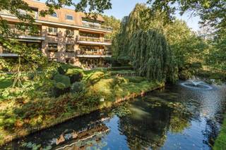 Vernieuwd villa-appartement (ca. 150 m² + 26 m2 terrassen) op de 2e verdieping van de "Residentie Oxford" in het privé domein Eikendael. Een...
