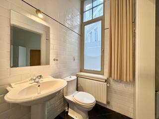 Dit prachtig en centraal gelegen appartement met drie slaapkamers bevindt zich op de vierde verdieping van een verzorgd gebouw in de Oostenstraat 50A, bus 401, op wandelafstand van het Centraal Station.<br /><br />Bij het betreden van het appartement komt u binnen in een ruime inkomhal die toegang geeft tot een apart gastentoilet en de overige leefruimtes. De gezellige en lichtrijke leefruimte sluit aan op de eetkamer met een klein terras. De volledig geïnstalleerde keuken is functioneel ingericht. Het appartement beschikt over drie volwaardige slaapkamers (+/- 18 m², +/- 20 m² en +/- 20 m²). Eén van de slaapkamers heeft directe toegang tot een badkamer, de tweede badkamer is toegankelijk via de gang.<br /><br />Als kers op de taart kan u gebruik maken van het gemeenschappelijk dakterras op de 6de verdieping, inclusief fitnessruimte en sauna, met een prachtig uitzicht over de stad.<br /><br />Huurprijs: €1.650,00/maand + €175,00 gemeenschappelijke kosten.<br />Elektriciteit en gas zijn individueel.<br />Water met individuele tussenmeter, wordt jaarlijks afgerekend. <br /><br />Onmiddellijk beschikbaar!<br /><br />Wenst u een bezoek of meer informatie?<br />U kan ons bereiken op 03 203 02 02 of via immo@sidimex.be