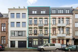 <b>Recent 1-slaapkamer appartement aan Slachthuissite<br /><br /></b>- Reeds 30% verkocht van project -<b><br /></b>Gelegen aan de Slachthuissite: een buurt die de laatste jaren enorme stappen heeft gemaakt en momenteel erg veel investeerders aantrekt door haar geschiedenis en veelbelovend toekomstperspectief.<br />De komende jaren zal hier een aanzienlijke <strong>transformatie </strong>plaatsvinden met verschillende nieuwe <strong>ontwikkelingsprojecten </strong>en <strong>herbestemmingen </strong>van historische panden.<br />Deze buurt biedt de bewoner een unieke mix van de authentieke, industriële charme en de moderne stadsvernieuwing.<br />In combinatie met een uitzonderlijk mooie mobiscore is het hier aantrekkelijk wonen voor wie wil genieten van het stadsleven, zonder in te boeten aan comfort en leefbaarheid.<br /><br />Het appartement zelf meet 45 m² en werd volledig <strong>gerenoveerd </strong>in 2008: voorzien van moderne afwerking en faciliteiten.<br />De EPC-score van C houdt in dat er geen renovatieverplichting geldt!<br />Er is een <strong>aparte slaapkamer </strong>die voldoende ruimte biedt voor een tweepersoonsbed en een kledingkast. De badkamer werd uitgerust met modern sanitair.<br />De lage maandelijkse kosten van slechts 25 euro maken dit appartement bijzonder aantrekkelijk voor zowel starters als investeerders.<br /><br /><strong>Bijzonderheden:<br /></strong><span>- Volledig verbouwd in 2008</span><br /><span>- Verhuurd - mits inachtname huurders</span><br /><span>- Aparte meters<br /></span>- Kelderberging
