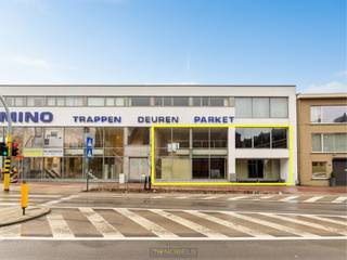 <strong>UITERST VEELZIJDIG HANDELSPAND</strong> gelegen op een <strong>A-LOCATIE</strong> met een <strong>UITSTEKENDE VISIBILITEIT</strong> en <strong>BEREIKBAARHEID</strong>. Dankzij de <strong>STRATEGISCHE LIGGING</strong> geniet deze eigendom van een <strong>HOGE PASSAGE</strong> en vormt ze de <strong>IDEALE OPPORTUNITEIT</strong> voor ondernemers die op zoek zijn naar een <strong>COMMERCIËLE RUIMTE MET TAL VAN MOGELIJKHEDEN</strong>. Met een <strong>BRUIKBARE VLOEROPPERVLAKTE van ca. 485 m²,</strong> verdeeld over <strong>2 VERDIEPINGEN</strong>, biedt dit pand een <strong>BLANK CANVAS</strong> dat volledig naar eigen wensen en noden kan worden ingericht. De <strong>OPEN STRUCTUUR</strong> zorgt ervoor dat <strong>UITEENLOPENDE INVULLINGEN</strong> mogelijk zijn, zoals een fitnesscentrum, fietsenzaak, showroom, praktijkruimtes, kantoorconcept, opleidingscentrum of andere commerciële activiteiten. De eigendom beschikt over 2 ruime verdiepingen die <strong>FLEXIBEL </strong>kunnen worden ingericht in functie van uw activiteit. Een <strong>BIJKOMENDE TROEF</strong> is het <strong>RUIME TERRAS</strong> op de eerste verdieping, wat extra mogelijkheden biedt voor ontspanning, evenementen of klantenontvangst. Verder beschikt het gebouw over een <strong>GEMEENSCHAPPELIJKE PARKING</strong> aan de achterzijde, wat zorgt voor een <strong>VLOTTE BEREIKBAARHEID</strong> en extra comfort voor klanten, bezoekers en medewerkers.<br /><br />Adres: Brusselsesteenweg 188 te Asse<br /><br />EPC: 431kWh/m²