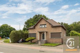 <p>Ontdek deze ruime en karaktervolle villa op een uitstekende ligging in Machelen, op de grens met Vilvoorde. Deze eigendom combineert royale leefruimtes, een prachtige tuin en tal van praktische voorzieningen, waardoor ze de ideale woning vormt voor gezinnen die op zoek zijn naar ruimte, comfort en privacy.</p>
<p>Bij het betreden van de woning wordt u verwelkomd in een ruime inkomhal die meteen een gevoel van grandeur uitstraalt. Op het gelijkvloers bevindt zich een grote slaapkamer met een eigen badkamer, ideaal als master suite, gastenkamer of voor wie graag gelijkvloers woont. Verder beschikt de villa over een lichtrijke woonkamer en een aparte eetkamer die samen een aangename leefomgeving creëren voor het hele gezin. De zeer ruime keuken biedt meer dan voldoende werk- en opbergruimte en wordt aangevuld met een praktische berging. Een afzonderlijk toilet vervolledigt deze verdieping.</p>
<p>Vanuit de leefruimtes heeft u toegang tot een indrukwekkend terras van ongeveer 40 m² dat uitkijkt op de grote tuin. Deze buitenruimte vormt de perfecte plek om te genieten van zonnige dagen, gezellige diners met familie en vrienden of gewoon van de rust en het groen rondom de woning.</p>
<p>Op de eerste verdieping bevinden zich drie ruime slaapkamers, waarvan één beschikt over een eigen dressing. Daarnaast is er een bijzonder grote badkamer met een tweede toilet, wat zorgt voor optimaal comfort voor het hele gezin.</p>
<p>De woning beschikt bovendien over een ruime kelder die tal van mogelijkheden biedt als opslagruimte, hobbyruimte of werkatelier. Buiten geniet u van een uitzonderlijk grote tuin die een oase van rust vormt. Achteraan de tuin bevindt zich een grote garage, terwijl aan de achterzijde van de villa nog twee extra garages aanwezig zijn. Op hetzelfde niveau als de tuin bevindt zich bovendien een bijkomend ruim terras, waardoor u op verschillende plaatsen rondom de woning van het buitenleven kunt genieten.</p>
<p>Een bijkomende troef is dat het dak enkele jaren geleden volledig werd vernieuwd, wat de woning extra waarde en gemoedsrust geeft voor de toekomst.</p>
<p>Dankzij de combinatie van royale ruimtes, meerdere garages, een prachtige tuin en een strategische ligging nabij Vilvoorde, Brussel en de belangrijkste invalswegen, biedt deze villa een unieke kans voor wie op zoek is naar een ruime gezinswoning met bijzonder veel potentieel.</p>