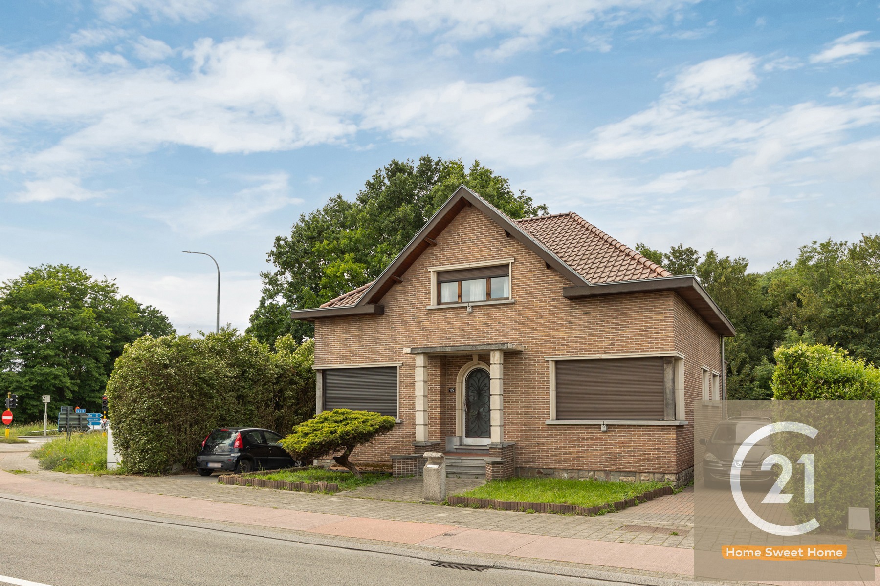 Ruime villa met 4 slaapkamers, grote tuin en 3 garages - foto 3