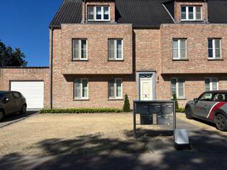 Gelijkvloers appartement met 2 slaapkamers, terras en afgesloten garagebox.Dit verzorgd gelijkvloers appartement is gunstig gelegen nabij het centrum...