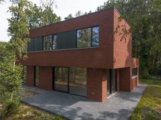 Op een rustige en groene locatie in het geliefde woonbos van Essen-Wildert verrijst deze stijlvolle, hedendaagse nieuwbouwwoning waar ruimte, comfort en energiezuinig wonen perfect samenkomen.<br /><br />De woning is volledig onderkelderd en biedt een uitzonderlijke hoeveelheid extra ruimte. In de kelder bevinden zich een technische ruimte, een praktische berging en twee ruime multifunctionele ruimtes die volledig naar eigen wens kunnen worden ingericht als hobbyruimte, fitness, thuisbureau, speelkamer of extra opslag.<br /><br />Via de inkomhal met gastentoilet komt u in de lichtrijke leefruimte, waar keuken, eetplaats en zithoek naadloos in elkaar overvloeien. Dankzij de grote raampartijen geniet u van een aangename lichtinval en een mooi contact met de tuin, wat zorgt voor een open en ruimtelijk gevoel.<br /><br />Op de eerste verdieping bevinden zich drie slaapkamers, een badkamer en een apart toilet. De indeling werd zorgvuldig ontworpen met aandacht voor comfort, rust en functionaliteit.<br /><br />Ook op vlak van duurzaamheid voldoet deze woning volledig aan de hedendaagse normen. Zo is de woning uitgerust met een warmtepomp, zonnepanelen en een regenwaterrecuperatiesysteem, wat resulteert in een energiezuinige en toekomstgerichte woonbeleving.<br /><br />Een absolute troef van deze woning is de mogelijkheid om de afwerking volledig naar eigen smaak te personaliseren. De eigenaar voorziet aantrekkelijke budgetten voor onder meer de keuken, badkamer en vloerafwerking, waardoor u de vrijheid krijgt om materialen, kleuren en afwerkingen te kiezen die perfect aansluiten bij uw eigen woonstijl en wensen. Zo creëert u een woning die volledig uw persoonlijke toets draagt, zonder de voordelen van een kwalitatieve nieuwbouw uit het oog te verliezen.<br /><br />De verkoop gebeurt deels onder registratierechten (grondaandeel: €225.000) en deels onder het BTW-stelsel (constructieaandeel: €410.000).<br /><br />De woning is heel rustig gelegen in het woonbos van Essen-Wildert!