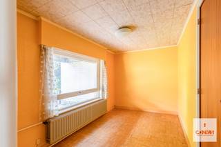 BEZOEKMOMENT VOLZET<br /><br />Bent u op zoek naar een woning die u volledig naar eigen smaak en stijl kan renoveren? Dan biedt deze ruime woning in de Ravenstraat te Wondelgem een unieke kans.<br /><br />De woning is gelegen in een <strong>rustige straat</strong>, met een vlotte verbinding naar het stadscentrum, invalswegen, openbaar vervoer, scholen en buurtwinkels. U geniet hier van een aangename woonomgeving met alle voorzieningen binnen handbereik, terwijl u toch snel in het bruisende centrum van Gent staat.<br /><br />U betreedt de woning via de inkomhal met apart gastentoilet. Verder vindt u op het gelijkvloers een bureau- of hobbyruimte, ideaal voor wie van thuis uit werkt of een extra ruimte wenst. Daarnaast beschikt de gelijkvloers ook over een <strong>ruime garage</strong>. Achteraan bevindt zich de een <strong>gezellige tuin</strong>. Op de eerste verdieping bevindt zich een lichtrijke leefruimte met aansluitend een <strong>aangenaam terras</strong>, dat via een trap toegang biedt tot de zonnige tuin. Daarnaast vindt u er ook de keuken. Op de tweede verdieping vindt u drie slaapkamers en een badkamer. Op de derde verdiepingen biedt de <strong>zolder </strong>extra potentieel waar mits renovatie een extra slaapkamer van gemaakt kan worden. <br /><br />Komt u deze woning graag ontdekken? Contacteer Laura via <strong>laura@convas.be</strong> om een bezoek in te plannen.