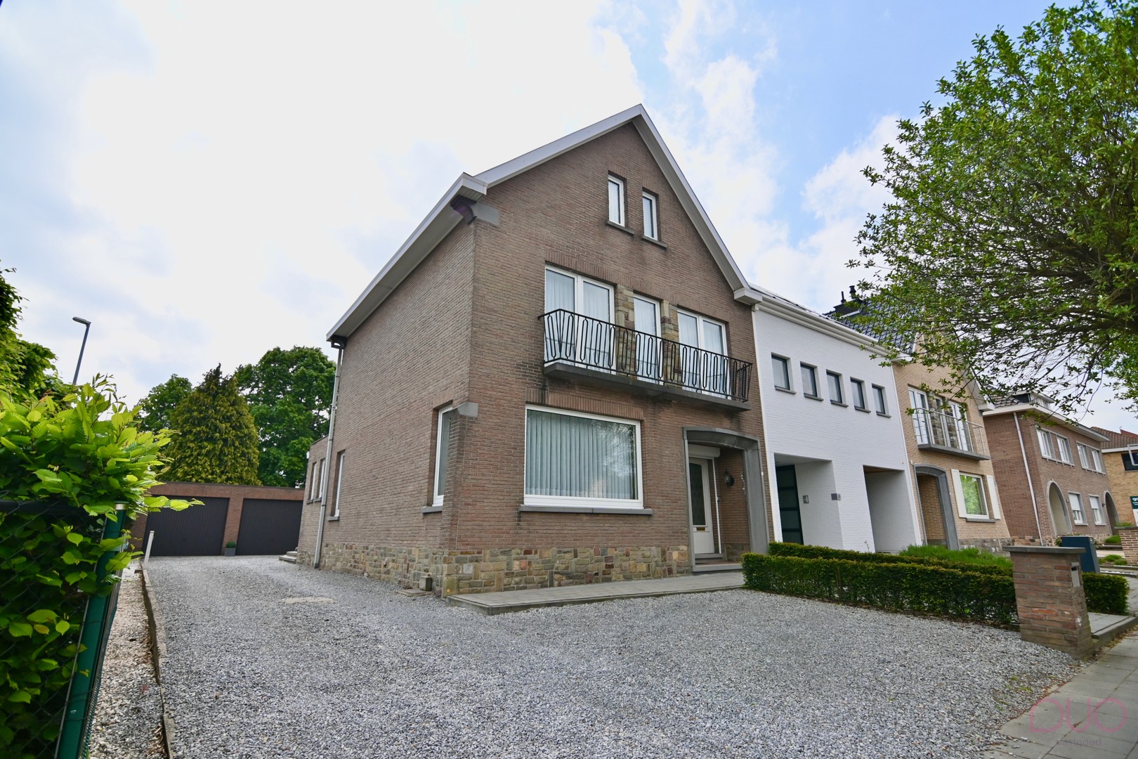 Charmante halfopen gezinswoning nabij het centrum van Sint-Truiden met 2 garages - foto 1