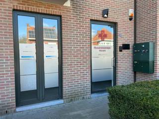 Dit handelspand omvat volledig ingerichte praktijkruimtes, klaar voor gebruik. Ze zijn modern, lichtrijk en praktisch opgevat (iedere ruimte heeft...