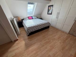 Bent u op zoek naar een instapklaar appartement nabij het centrum van Stabroek? Dit aangename appartement beschikt over een praktische indeling. Via de lift of trap geraak je tot het 3e verdiep. Na de inkomhal met praktische inbouwkasten en apart gastentoilet kom je uit op de ruime, lichte woonkamer op tegelvloer. De keuken met eiland is uitgerust met een vaatwasser, oven, koelkast, kookplaat en dampkap. Verder bevindt zich op deze verdieping een handige berging met aansluitingen voor wasmachine en droogkast. Via de grote schuifraam in de keuken heeft u toegang tot het ruime terras, zuid georiënteerd. De volgende verdieping is ingericht met een ruime slaapkamer, airco en de vernieuwde badkamer met een douche, lavabomeubel en 2e toilet. Ook op het vlak van parkeren biedt dit appartement heel wat comfort. Achter de carport met garagepoort is er een eigen parkeerplek voorzien. Verder is er zowel een overdekte fietsenstalling als fietsenstalling achter slot aanwezig. Het appartement beschikt over een gunstig EPC-label B met een energiescore van 139 kWh/m²/jaar. De elektrische installatie is conform. Kortom een energiezuinig appartement met het gevoel van een woning op centrale ligging. Wenst u meer info? Contacteer ons via
