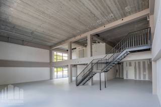<strong>Showroom/ atelier </strong>met een totale oppervlakte van<strong> 243 m²</strong> en een <strong>kantoor</strong> van <strong>142 m².</strong><br />Dankzij de uitzonderlijke ligging aan de <strong>E40,</strong> afrit 9 Jette, is dit businesspark perfect bereikbaar met de wagen en geniet het van een sterke zichtlocatie langs de <strong>N290.</strong><br /><br />Het pand wordt casco opgeleverd, zodat het volledig op maat kan worden ingericht en perfect aansluit bij de specifieke wensen en behoeften van de gebruiker. Ideaal voor kantoren, al dan niet in combinatie met showroom, opslag of atelier. Volledig aanpasbaar aan jouw bedrijfsnoden.<br /><br />De gebouwen zijn ontworpen met het oog op de toekomst en uitgerust met hoogwaardige isolatie. Ze zijn voorbereid voor zonnepanelen, warmtepompen en laadinfrastructuur en worden afgewerkt met groendaken. Dankzij de grote raampartijen zijn de kantoren bovendien licht en aangenaam om in te werken, daarnaast zijn de sanitaire voorzieningen volledig vernieuwd en operationeel.<br /><br />Het terrein wordt maximaal onthard en voorzien van waterbuffering en een geavanceerd waterrecuperatiesysteem.<br /><br />Bovendien zijn er<strong> 4 privatieve parkeerplaatsen </strong>beschikbaar, met de mogelijkheid om elektrische laadpunten te installeren. Daarnaast is er een binnen fietsenstalling aanwezig. Onmiddellijk beschikbaar! <br /><br />Contacteer <strong>PANORAMA B2B</strong> voor meer inlichtingen of een vrijblijvend plaatsbezoek via <strong>0477 09 00 09.</strong>