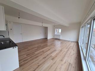 Volledig gerenoveerd (2022) duplex-appartement van circa 120m² met balkon aan de noordzijde en een externe berging van 6m² op begane grond.Het...