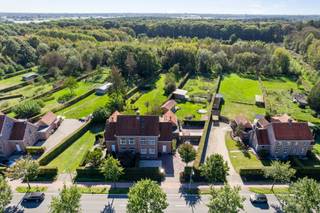 Ontdek deze ruime, gerenoveerde woning, gelegen aan de Steenweg op Rijkevorsel in Merksplas. De woning geniet van een toplocatie vlak bij Merksplas Kolonie, omgeven door groen en rust. Met een perceel van meer dan 2.000 m² en een energiezuinig EPC-label B biedt deze eigendom een ideale combinatie van ruimte, comfort en energiezuinigheid. De aanwezigheid van paardenstallen en een praktische werkplaats in de tuin maakt deze woning bovendien bijzonder interessant voor paardenliefhebbers, hobbyisten of wie op zoek is naar extra ruimte en mogelijkheden.<br /><br />Indeling:<br /><br />Kelder:<br />- Verwarmde kelder<br />- Wasplaats<br /><br />Gelijkvloers:<br />- Inkomhal met apart toilet<br />- Woonkamer<br />- Berging<br />- Achterinkom<br />- Keuken<br />- Slaapkamer boven keuken<br /><br />1ste verdieping:<br />- Badkamer<br />- Slaapkamer 1<br />- Slaapkamer 2<br /><br />2de verdieping:<br />- 3 slaapkamers<br />- Zolderruimte<br /><br />Buiten:<br />- Ruime oprit<br />- Fietsenberging<br />- koer<br />- Werkplaats/Tuinhuis<br />- Paardenstallen<br />-Ruime tuin met zicht op groen<br /><br />Bijzonderheden:<br />- EPC B<br />- Asbestvrij<br />- Airco<br />- Zonnepanelen<br />- Gedeeltelijk vloerverwarming<br />- Domotica<br />- Sonos installatie<br />- Kwaliteitsvolle ingebouwde kasten<br />- Erfpacht<br /><br /><span>Bekijk ook zeker de matterport en luchtbeelden op www.albert.immo</span><br /><span>Mis deze kans niet en plan een bezoek in!</span><br /><br /><span>toon.vermeiren@albert.immo</span><br /><span>0486 905 950</span><br /><span>www.albert.immo</span><br /><br /><span>Bij Albert kom je thuis!</span>