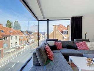 Ligging<br />Dit moderne nieuwbouwappartement ligt op de tweede verdieping van een kleine residentie met drie appartementen. Scholen, openbaar vervoer en winkels zijn slechts op een steenworp verwijderd, net als het centrum van Tielt.<br /><br />Indeling<br />Via de inkomhal kan je enerzijds richting het slaapgedeelte en anderzijds richting het woongedeelte. In het woongedeelte is er een royale leefruimte voorzien met een open, geïnstalleerde keuken. Deze is afgewerkt met een inductiekookplaat, dampkap, combi-oven en vaatwas. Vanuit de keuken kan je naar de praktische wasplaats waar heel wat inbouwkasten terug te vinden zijn. Hier is ook ruimte voorzien om een wasmachine en droogkast te plaatsen. Vervolgens is er een afgesloten privé terras waar het aangenaam vertoeven is (mogelijkheid tot het overnemen van de pergola). In het slaapgedeelte zijn er twee slaapkamers van respectievelijk 13,5 en 17,5 vierkante meter. De badkamer is afgewerkt met een lavabo en inloopdouche. Tenslotte is er een ruime garage die plaats kan bieden voor twee wagens.<br /><br />Varia <br />Het volledige appartement is voorzien van vloerverwarming die aangedreven wordt met een warmtepomp. Er is Airconditioning voorzien. Het instapklaar appartement wordt verhuurd voor 950 euro per maand met 50 euro per maand provisie voor de gemeenschappelijke kosten. Het appartement is beschikbaar vanaf 1/01/2027.<br /><br />Troeven<br />* Nieuwbouwappartement = conform de huidige normen<br />* Zongericht terras <br />* Ruime garage<br />* Vlakbij centrum Tielt<br /><br />Interesse<br />Ben jij klaar om van dit moderne appartement jouw thuis te maken? Contacteer Magali vandaag nog voor meer informatie of een bezoek.