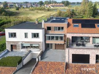 Energiezuinige woning te koop in Nieuwpoort, met uniek zicht op de IJzer.STARTPRIJS: Elk bod boven deze startprijs, wordt voorgelegd aan de eigenaars, die al dan niet kunnen in gaan op dit aanbod.Langs de IJzer in Nieuwpoort vinden we deze energiezuinige woning te koop. Deze unieke woning is uiterst rustig gelegen aan het water, dichtbij zee, winkels en openbaar vervoer, en omringd door groen. De woning werd grotendeels gerenoveerd in 2015 en 2022 en beschikt over een gunstig EPC-label B.Het gelijkvloers bestaat uit een ruime inkom met achterliggend een slaapkamer, bureau of hobbykamer. Verder is er een ruime garage van 32 m² met automatische poort, en ook vóór de woning ligt een ruime aangelegde oprit.De eerste verdieping werd in 2022 volledig vernieuwd en beschikt over een instapklare Dovy-keuken, voorzien van alle toestellen. Daarnaast is er een lichtrijke leefruimte met een uniek zicht over de IJzer en de achterliggende groene omgeving, waar je in alle privacy kunt genieten. Op dit verdiep is ook een wasruimte met toilet, wasmeubel en ingemaakte kasten.De tweede verdieping beschikt over 3 ruime slaapkamers en een volledig uitgeruste badkamer met ligbad, douche, wasmeubel en toilet.Ook is er een volwaardige kelderverdieping met een tweede badkamer en werkatelier. Deze kelder biedt heel wat mogelijkheden en opslagruimte, en geeft toegang tot de afgesloten tuin met 2 mooie terrassen, zodat je op elk uur van de dag kan genieten van de zon.Dankzij de zonnepanelen, thuisbatterij, vernieuwde ramen en dakisolatie geniet deze energiezuinige woning van een gunstig EPC-label B.Een unieke kans om te wonen aan het water, met alle comfort en rust die je zoekt!📞 Contacteer Brecht voor een bezoek: 0499 90 29 79 – brecht@correctvastgoed.be👉 Online schattingstool: https://www.correctvastgoed.be/schatting