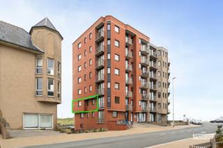 Op zoek naar een rustig gelegen appartement aan zee? Dan is dit lichtrijke appartement op de eerste verdieping van een verzorgde residentie in Raversijde zeker een bezoek waard. Dankzij de mooie ligging geniet u van een prachtig uitzicht op de duinen en bevindt u zich op wandelafstand van de tramhalte, het strand en het natuurgebied Atlantikwall Raversyde. Het centrum van Oostende ligt bovendien op slechts enkele minuten rijden.<br /><br />Het appartement beschikt over een inkomhal, een gezellige leefruimte met veel lichtinval en toegang tot het zonnige terras waar u vanaf de middag van de zon geniet. De keuken sluit mooi aan op de leefruimte. Verder is er een slaapkamer met ingebouwd kastbed en een badkamer met douchecabine en toilet. Ook in de leefruimte is een ingebouwd kastbed voorzien, waardoor het appartement comfortabel plaats biedt aan maximaal vier personen.<br /><br />De residentie werd gebouwd in 2001 en beschikt over een vernieuwde lift. Voor de residentie is bovendien een gemeenschappelijke fietsenstalling aanwezig.<br /><br />Dankzij de uitstekende ligging vlak bij zee, de natuur en het openbaar vervoer is dit appartement ideaal als tweede verblijf, maar ook bijzonder interessant als investering. Door de grote vraag naar appartementen in deze omgeving leent het zich perfect voor verhuur.<br /><br />Interesse in dit appartement? Neem vandaag nog contact op met Justin via 0474 05 59 25 of justin@immofrancois.be voor meer informatie of een bezoek. Wenst u zelf uw eigendom te verkopen? Contacteer Justin gerust voor een vrijblijvende waardebepaling.<br /><br />