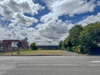 NIEUWE VOORWAARDEN!<br /><br />Uniek perceel bouwgrond van 1.500m² (25m breed x 60m diep, aan 265€/m²) met in het verlengde een gelijklopend, aanpalende groenzone van 1.000m² (25m breed x 40m diep aan 50€/m²) in residentiële omgeving, perfect rechthoekig. Gelegen op een uitstekende locatie schuin over villawijk Eikhofstraat en langs de verbindingsbaan Diksmuide-Ieper, biedt dit perceel tal van mogelijkheden. (zoals vrije beroepen, dokters, advocaten, tandartsen, architecten, boekhouders, eveneens particulieren,...)<br /><br />De aanpalende 1000 m² aan tuingrond kan bijgekocht worden voor €50.000.<br /><br />Voordelen van de locatie:<br />1.Op 10km van de kust, 10km van de autosnelweg, en in vlotte verbinding naar de belangrijkste steden.<br />2.Slechts 3 minuten met de auto naar het gezellige centrum van Diksmuide, met z'n Grote Markt, talrijke horecazaken en winkels, openbaar vervoer, scholen en meerdere recreatieve activiteiten, sportbeoefeningen en ontspanning.<br />3.Op 3km van het prachtige natuurreservaat de Blankaart, ideaal voor de natuurliefhebbers.<br />4.Ook interessant als veilige belegging.