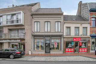 Gelegen in de Ieperstraat, dé commerciële winkelstraat van Poperinge, vindt u dit charmant en veelzijdig pand. Momenteel is er een kapsalon gevestigd maar deze eigendom biedt tal van mogelijkheden voor andere commerciële invullingen. Indeling van het pand:Gelijkvloers: Handelsruimte (70 m²), momenteel ingericht als kapsalon - kitchenette (8,5 m²) - berging met verdiep (14 m²) - gezellige koer (11 m²).Een aparte ingang naar het verdiep kan gemaakt worden.Verdiep+1:4 kamers, eventueel om te vormen tot appartementRuime zolder (42 m²) en een kelder.Enkele troeven van dit vastgoed te koop:* topligging: gelegen in een drukke winkelstraat met veel passage en visibiliteit.* appartement mogelijk: mogelijkheid om een aparte ingang te creëren, waardoor de bovenverdieping perfect kan worden ingericht als een zelfstandig appartement. Ideaal voor verhuur!Bent u op zoek naar de perfecte locatie voor uw eigen zaak, een slimme opbrengsteigendom, of een project waar wonen en werken hand in hand gaan? Dit karaktervolle pand in het hart van Poperinge biedt het allemaal.Interesse? Neem vandaag nog contact op voor meer informatie of een bezoek ter plaatse!Bestuursmaatregelen in het maatregelenregister: nee
