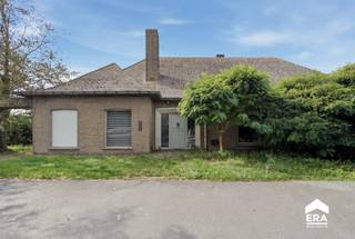 <p>Zeer ruime halfopen woning in landelijke omgeving in Gits.</p>
<p>Deze halfopen bebouwing uit 1977 combineert royale leefruimtes met een prachtig open zicht en een rustige ligging in het landelijke Gits. De woning beschikt over vier slaapkamers, een aangename tuin en een grote parking vooraan, wat zorgt voor extra comfort en gebruiksgemak. Dankzij de ruime indeling biedt deze woning tal van mogelijkheden voor gezinnen of wie graag extra leefruimte wenst. De landelijke omgeving zorgt voor een rustige woonervaring met een vlotte bereikbaarheid naar omliggende gemeenten. Bovendien beschikt de woning over een EPC-label C.</p>
<p> </p>
<p>Belangrijkste ruimtes:<br />• Ruime living met veel lichtinval en zicht op de omgeving<br />• Functionele keuken met aansluitende leefruimte<br />• Inkomhal met toegang tot de verschillende ruimtes<br />• 4 volwaardige slaapkamers<br />• Badkamer<br />• Meerdere toiletten aanwezig in de woning<br />• Kelder met extra bergruimte<br />• Tuin met aangename buitenruimte</p>
<p><strong>Ook ideaal als investeringspand! Dit pand kan samen worden aangekocht met Bruggesteenweg 30B, 8830 Gits. Beide panden zijn momenteel verhuurd en genereren elk een maandelijkse huurinkomst van € 1.000.</strong></p>
<p> </p>
<p>Neem vandaag nog contact op voor een bezoek aan deze ruime woning in Gits.</p>
<p> </p>
<p>JOUW DROOMHUIS. ZO GEVONDEN!</p>