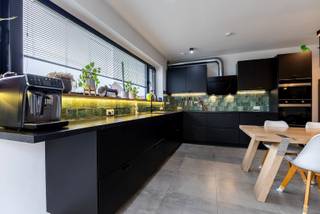 Bent u op zoek naar een volledig gerenoveerde woning (208m²) met 4 slaapkamers en ruime tuin? En hecht u veel waarde aan energiezuinig wonen?...