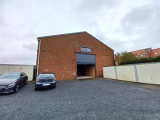 Overdekte staanplaats/stockageplaats te huur. 4,4m breed en 6m diepDe  stockageplaats of staanplaats zijn gelegen in een grote loodsVrije hoogte...