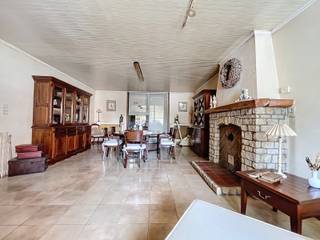 Ruimte, comfort én mogelijkheden – dit veelzijdige pand heeft het allemaal na wat opfriswerken!<br />Bent u op zoek naar een woning die perfect is voor zowel gezinsleven als ondernemerschap? Dan is dit pand precies wat u zoekt.<br />Op het gelijkvloers geniet u van een woon- en eetkamer, dé plek voor gezellige familiemomenten. <br />Aan de achterzijde bevindt zich een extra zithoek.<br />Verder vindt u hier een gastentoilet en een aparte kantoorruimte, perfect voor thuiswerk of het runnen van een eigen zaak.<br />Extra troef: Aangrenzend aan de woning bevindt zich een ruime hangar/opslagplaats met talloze mogelijkheden – van hobbyruimte tot werkplaats of extra stockageruimte.<br />Op de eerste verdieping wachten vier slaapkamers en een ruime nachthal die vlot toegang geeft tot alle kamers. <br />De badkamer biedt al het nodige comfort.<br />Buitenleven? Zeker!<br />Het terras langs de woning is ideaal voor zomerse diners of een aperitief in de avondzon. <br />De onderhoudsvriendelijke tuin is perfect voor spelende kinderen of huisdieren.<br />Dankzij de slimme indeling, de aanwezigheid van een kantoorruimte én de ruime hangar is dit pand geschikt voor wie wonen en werken wil combineren.<br />Kortom: een unieke kans om van dit pand uw nieuwe thuis én werkplek te maken!<br />Interesse?