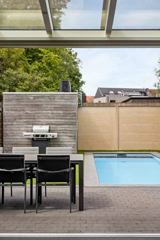 GRONDPLAN + VIDEO OP WEBSITE Deze energiezuinige en perfect onderhouden woning combineert comfort, luxe en functionaliteit op een rustige maar...