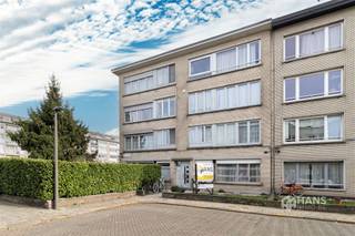 <p><span> </span></p><p><span>Instapklaar gelijkvloersappartement (79 m²) met 2 slaapkamers en ruime tuin in Deurne.</span></p><p><span> </span></p><p><span>Je woont aan de voet van het Bisschoppenhofpark, waardoor het hier erg rustig vertoeven is. Dankzij de nabijheid van de Bisschoppenhoflaan profiteer je van een vlotte verbinding tot de snelweg en ook aan openbare vervoersmogelijkheden en velo-stations is er geen gebrek in de nabije omgeving.</span></p><p><span> </span></p><p><span>In een rustige doodlopende straat treffen we dit kleinschalige gebouw bestaande uit 6 appartementen waarvan het dak geïsoleerd is. Maandelijkse kosten voor het gebouw zijn ca. 260 euro p/maand  (water, verwarming, lift, blokpolis, syndicus). In het appartement is de elektriciteit vernieuwd en conform en beschikken de ramen nog over enkele beglazing.</span></p><p><span> </span></p><p><span>Je woont hier op het gelijkvloers, waardoor je kan genieten van jouw eigen gezellige, onderhoudsvriendelijke tuin met zuid-oost-oriëntatie. Vooraan in het appartement bevindt zich de woonkamer met aansluitend de keuken, goed voor een totale oppervlakte van zo’n 34 m². Aan de achterzijde situeren zich de 2 slaapkamers van ca. 8 m² en 14 m², van waaruit je toegang hebt tot de tuin. De badkamer (4 m²) is voorzien van een ligbad, toilet en lavabo.</span></p><p><span>Tot slot staat er een privatieve kelderberging ter beschikking. Ben je op zoek naar een ideaal startersapparement met tuin? Mis deze kans niet!</span></p><p><span>Bewoonbare opp. 79 m² ref.: bruto vloeropp. EPC-certificaat. Voor meer info of een gratis schatting surf naar www.hansimmo.be</span></p><p><span> </span></p>