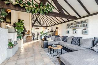 Gelegen in Harendijke, een aangename woonwijk op de grens van Blankenberge en Wenduine, bevindt zich deze woning uit 1975 op een ruim perceel van maar liefst 753 m². Met een bewoonbare oppervlakte van 132 m² biedt deze woning tal van mogelijkheden voor wie op zoek is naar een aangename woonplek aan de kust. De woning wordt verwarmd via een lucht-luchtwarmtepomp en is bovendien uitgerust met zonnepanelen, wat bijdraagt aan een energiezuiniger wooncomfort.<br /><br />Binnenin beschikt de woning over twee slaapkamers en één badkamer. Daarnaast is er een inpandige garage met automatische sectionaalpoort, wat zorgt voor extra comfort en praktische bergruimte. Ook aan parkeergelegenheid is er geen gebrek, dankzij de ruime parkeermogelijkheden op het perceel. De ligging in Harendijke biedt bovendien een vlotte bereikbaarheid van zowel Blankenberge als Wenduine, waardoor winkels, voorzieningen en ontspanningsmogelijkheden aan de kust binnen handbereik liggen.<br /><br />Dankzij het ruime perceel, de praktische indeling en de aanwezigheid van zonnepanelen en een warmtepomp vormt deze woning een interessante opportuniteit voor wie op zoek is naar een vaste woonst, een tweede verblijf of een investering aan de Belgische kust. Een woning met heel wat troeven en mogelijkheden, die zeker een bezoek waard is!<br /><br />
