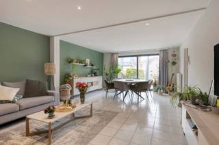 Ontdek dit charmante gelijkvloers appartement gelegen in de rustige centrum van Gooik (Pajottegem). Bij het betreden van het appartement kom je in...