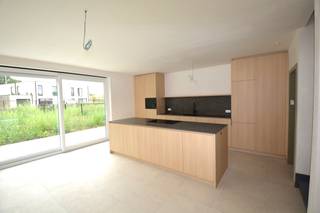 Uitzonderlijk ruime nieuwbouwwoningen (BEN = Bijna Energie Neutraal), gelegen op een rustige locatie aan de Bruggestraat te Zandhoven. Dit kleinschalig project omvat 6 halfopen bebouwingen en 1 open bebouwing, telkens met 3 of 4 volwaardige slaapkamers, ruime tuin en parking. Elke woning beschikt over een inkomhal met ruimte voor vestiaire en afzonderlijk toilet met handenwasser; zitruimte; volledig ingerichte leefkeuken met eetplaats en handige bijkeuken. Directe toegang via het schuifraam tot tuin. Op de verdieping zijn er telkens 3 of 4 volwaardige slaapkamers; apart toilet; bureauruimte; en riante badkamer. Voorts beschikken de woningen over een garage of carport. Hedendaagsearchitectuur en zeer energiezuinige woning voorzien van alle modern comfort met o.a. vloerverwarming door middel van warmtepomp, zonnepanelen, regenwaterrecuperatie, maximum E-peil 30,... Verkoop onder BTW-stelsel (registratierechten op het grondaandeel). Werken in een eindfase en beschikbaar bij akte. Kijk op www.immopatio.be voor meer informatie of bezoek onze modelwoning!