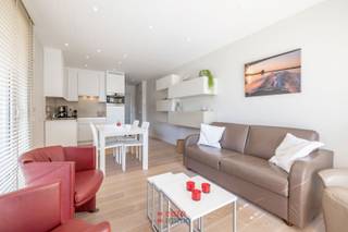 Uitermate gezellig, modern appartement met 1 slaapkamer te koop op de eerste verdieping van de residentie Santhooft.<br />Met een knappe zonne-oriëntering van 's middags tot aan de ondergaande zon is dit de ultieme zon-zee-strand ervaring.<br />Voorzien van een knap interieur EN de mogelijkheid om de garage onder het appartement bij te kopen mits supplement is dit een echte topper in het gamma! Zeer laag energieverbruik.<br />EPC = 170