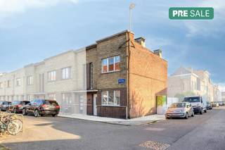 De woning beschikt over een gezellige leefruimte en biedt mogelijkheden om de indeling en afwerking helemaal naar je eigen hand te zetten. Een mooie troef zijn de reeds vernieuwde ramen.<br /><br />Indeling:<br />Gelijkvloers:<br />-Inkom<br />-Eetkamer<br />-Woonkamer<br />-Keuken<br />-Tuin<br />-Buitentoilet<br />-Zij ingang<br /><br />Eerste verdiep:<br />-2 slaapkamers<br />-Badkamer<br /><br />Achteraan wacht een gezellige, zuidgerichte tuin, waar je  heerlijk kan genieten van de zon. Dankzij de aparte zij-ingang is de tuin bovendien vlot bereikbaar met fietsen.<br /><br />Een leuke opportuniteit voor starters, handige renovatiezoekers of investeerders die op zoek zijn naar een woning met potentieel in Mechelen.<br /><br /><br />De eigendom wordt aangeboden via de Pre-sale formule. Van 09/11/2026 om 09:00 tot 14/11/2026 om 12:00 kan u het huis op afspraak komen bezichtigen en een bod uitbrengen. De vermelde prijs is een instelprijs. Voor meer info, gelieve contact op te nemen met de dossierverantwoordelijke.<br /><br />Dit pand is onderworpen aan de renovatieverplichting van de Vlaamse overheid voor residentiële gebouwen (behoudens bij sloop binnen 5 jaar na de aankoop). Consulteer voor meer informatie de website van het Vlaams Energie- en Klimaatagentschap via https://www.vlaanderen.be/een-woning-kopen/renovatieverplichting-voor-residentiele-gebouwen<br /><br />Bestuursmaatregelen in het maatregelenregister: nee<br /><br />Deze AI-visualisaties zijn bedoeld als inspiratie. Er werd geen rekening gehouden met technische specificaties, stedenbouwkundige voorschriften of de concrete mogelijkheden tot realisatie.