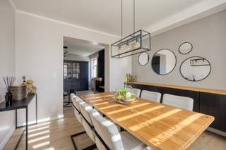 [[ DIT PAND NEEMT DEEL AAN DE ERA OPEN HUIZEN DAG OP 13/6 VAN 11:00 TOT 12:00 ]] 
<p><span>Deze instapklare woning combineert karakter met hedendaags comfort en een tijdloze inrichting. Dankzij de centrale ligging zijn winkels, scholen en het openbaar vervoer op wandelafstand, wat het dagelijks leven bijzonder praktisch maakt. De woning beschikt over een knappe tuin met pergola waar u heerlijk kunt ontspannen. De garage zorgt dan weer voor extra opbergruimte.</span></p><p><br /></p><p><span>Belangrijkste ruimtes:</span></p><p><span>• Woonkamer met gezellige sfeer, pellet kachel en natuurlijke lichtinval</span></p><p><span>• Keuken met dubbele spoelbak, vaatwasser, dampkap, microgolfoven, koelkast en oven</span></p><p><span>• 3 slaapkamers</span></p><p><span>• Badkamer met ligbad, toilet en wastafel in meubel</span></p><p><span>• Garage voor extra opslag of wagen</span></p><p><span>• Kelder voor bijkomende bergruimte</span></p><p><br /></p><p><span>Troeven:</span></p><p><span>• Instapklaar – meteen genieten zonder grote renovaties</span></p><p><span>• Nabij alle voorzieningen – winkels, scholen en openbaar vervoer</span></p><p><span>• Knappe tuin met pergola – ideaal voor buitenleven</span></p><p><br /></p><p><span>Neem vandaag nog contact op met uw ERA-makelaar voor een bezoek.</span></p><p><br /></p><p><span>JOUW DROOMHUIS. ZO GEVONDEN!</span></p>