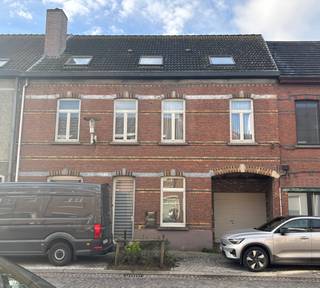 Lichtrijk dakappartement. <br /><br />Ideale ligging, dicht bij het centrum van Deinze.<br /><br />2 slaapkamers<br /><br />Open keuken.