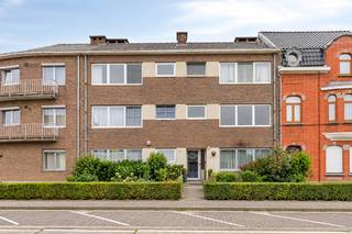 This ready-to-move-in apartment of 82 m² is located on the 2nd floor of a well-maintained building (no elevator) in a convenient location near the center of Sint-Pieters-Leeuw. Thanks to its good accessibility, shops, amenities, and important connecting roads are easily within reach.<br /><br />The apartment is in good condition and has a pleasant and practical layout.<br />Layout: entrance hall, living room with closed kitchen (fridge, oven, hob, extractor hood, dishwasher), 2 bedrooms, bathroom with bath/shower and sink, separate toilet, and a balcony. Additionally, there is a spacious private cellar and a parking space included with the apartment.<br /><br />Interested? Contact us at stephanie@woonkantoor.be or 0477 81 67 75.
